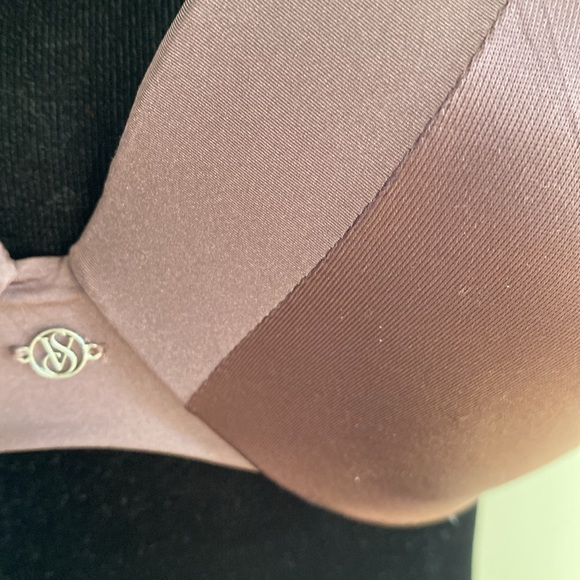 Victoria’s Secret push up underwire two tone bra - Picture 7 of 9